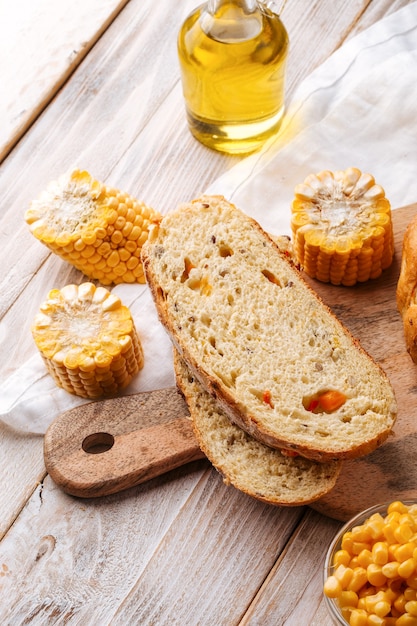 Tranches de maïs frais et pain à la citrouille sur la table décorée