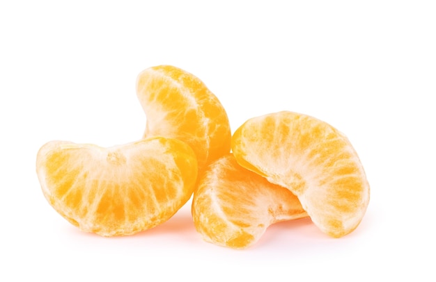 Tranches de mandarine sur fond blanc