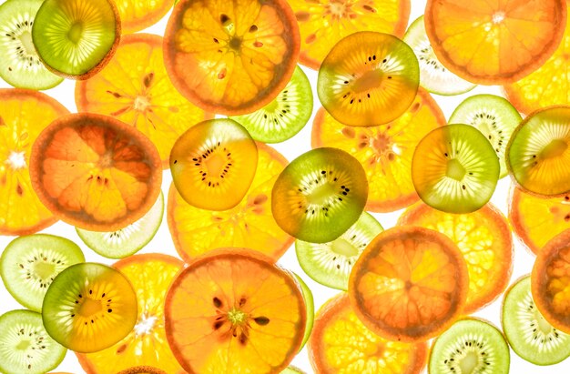 Tranches de mandarine et de kiwi sur blanc