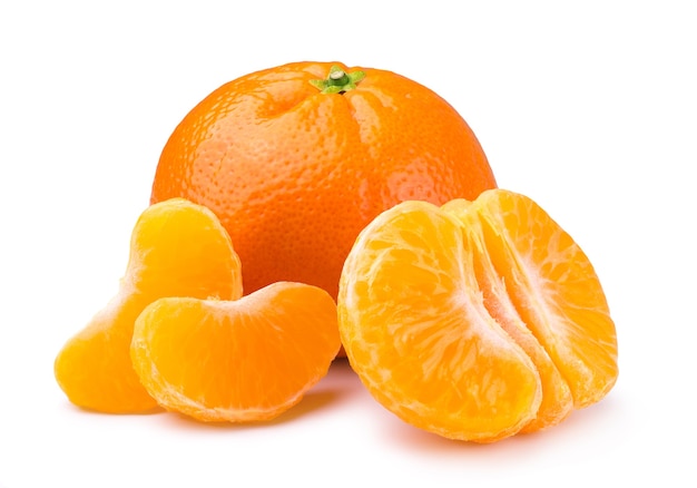 Tranches de mandarine mûre douce et de mandarine isolées