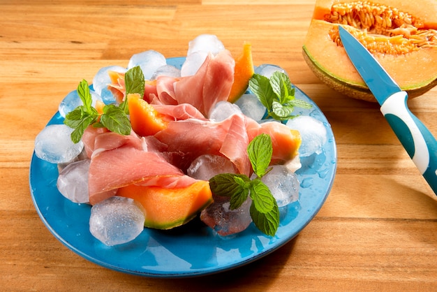 Tranches de melon cantaloup et jambon prosciutto apéritif italien