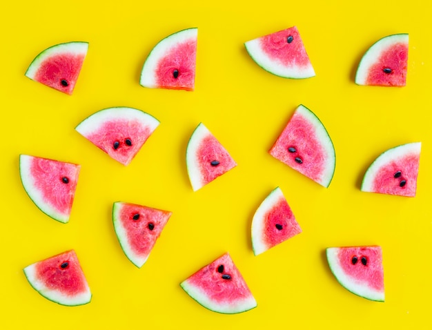 Tranches de melon d'eau sur fond jaune.