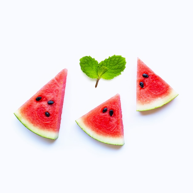 Tranches de melon d'eau fraîche à la menthe laisse sur blanc.