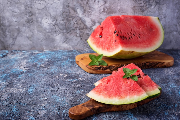 Tranches de melon d&#39;eau fraîche et menthe