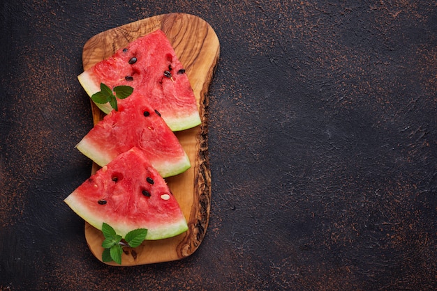 Tranches de melon d&#39;eau fraîche et menthe