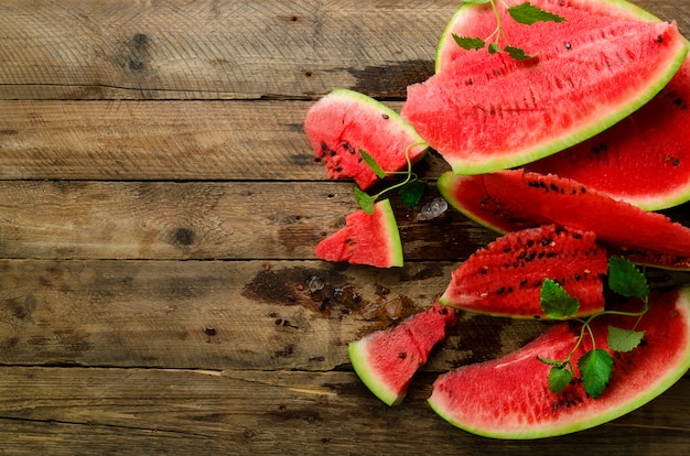 Tranches de melon d&#39;eau à la menthe laisse sur bois. Detox et concept végétarien.