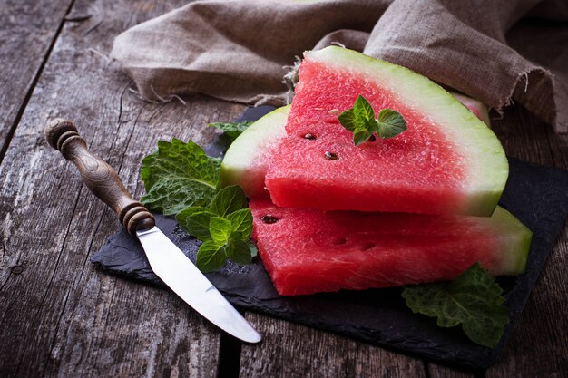 Tranches de melon d&#39;eau et menthe. Mise au point sélective