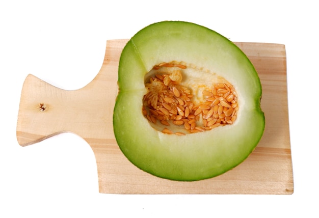 Tranches de melon sur une planche à découper en bois isolé sur fond blanc