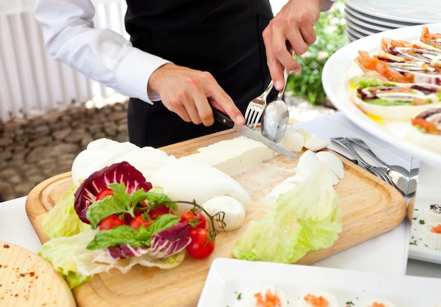 Tranches de mozzarella sur une plaque de bois