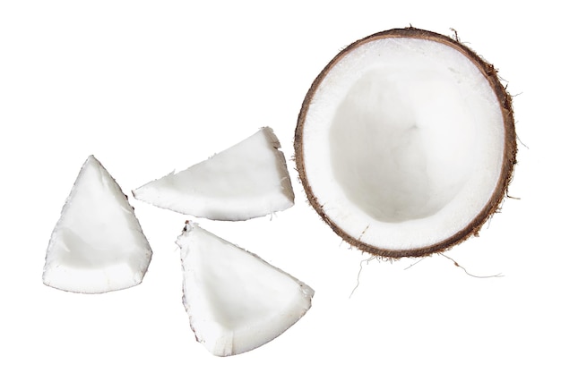 Tranches de noix de coco sur fond blanc