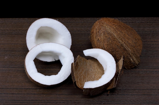 Tranches de noix de coco sur fond en bois. Noix tropicale