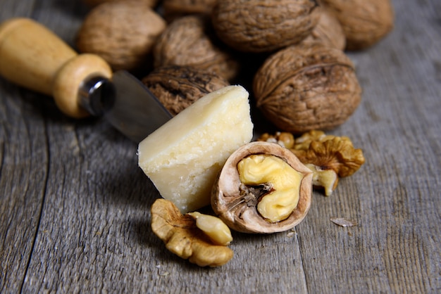 tranches de noix et parmesan sur table en bois