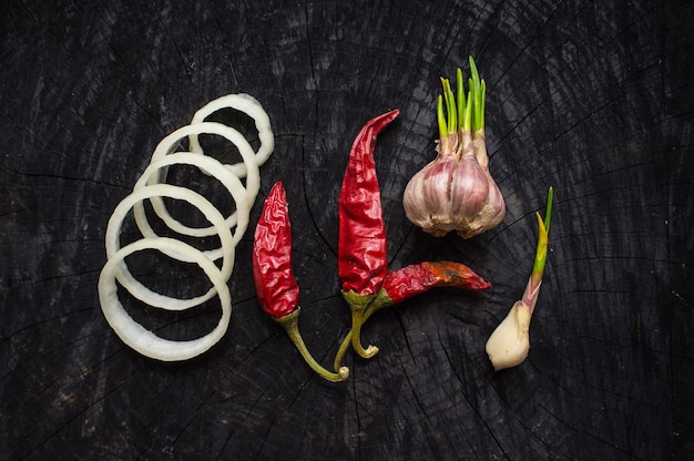 Tranches d'oignon ail piment rouge sur fond noir