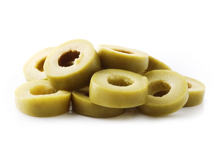 Tranches d'olives sur fond blanc