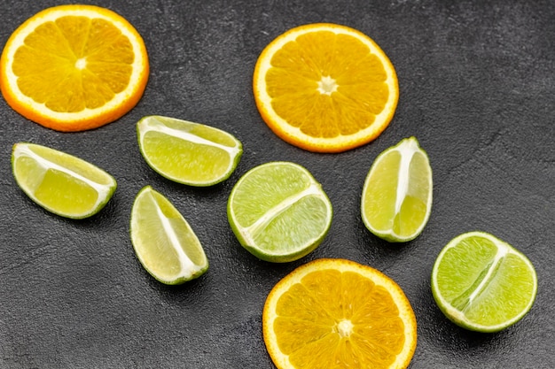 Tranches d'orange et de citron vert sur la table