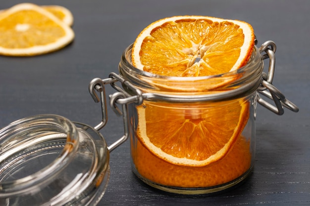 Tranches d'orange dans un bocal en verre Gros plan