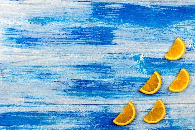 Tranches d&#39;orange sur fond bleu