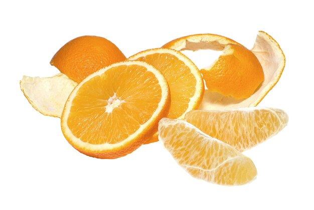 Tranches d'orange fraîche avec le zeste