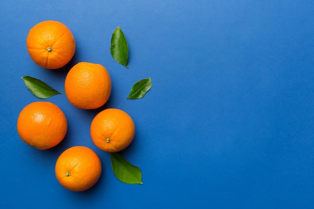 Tranches d'orange de fruits frais sur fond coloré Vue de dessus Espace de copie Concept d'été créatif La moitié des agrumes dans un plat minimal avec espace de copie