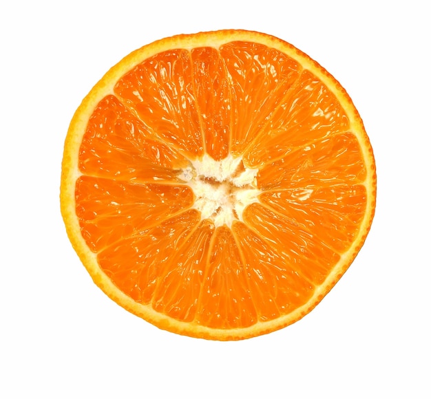 Tranches d'orange isolés sur une surface blanche