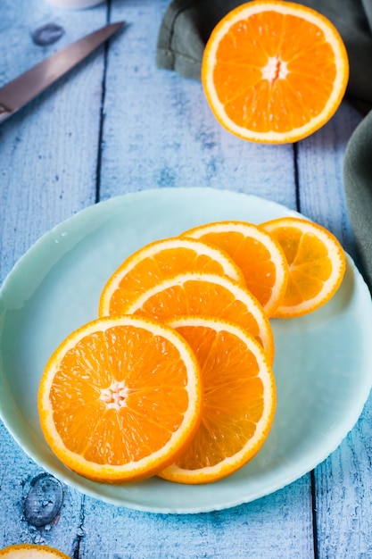 Tranches d'orange juteuse fraîche sur une assiette sur la table Alimentation saine Vue verticale