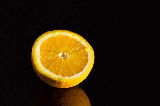 tranches d&#39;orange juteuses sur fond noir