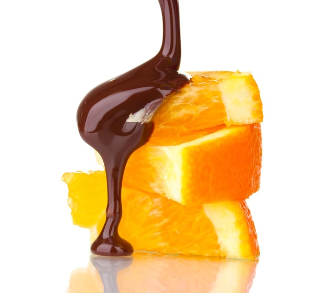 Tranches d'orange mûre avec du chocolat isolé sur blanc