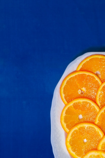 Tranches d'orange sur une nappe bleue