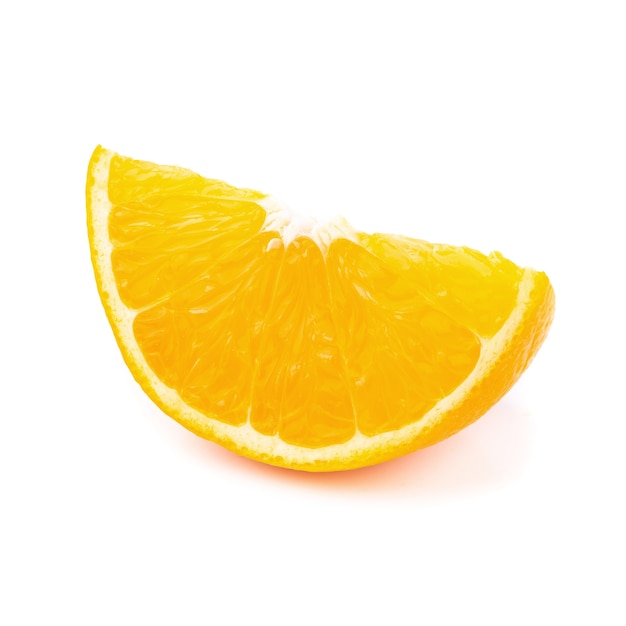 Tranches orange et orange isolés sur fond blanc