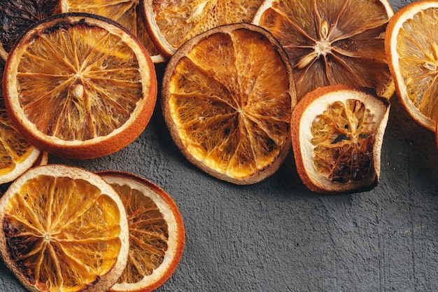 Tranches d'orange séchées sur fond gris foncé