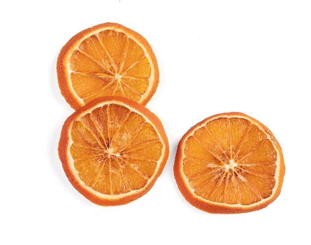 Tranches d'orange séchées pour la décoration sur fond blanc