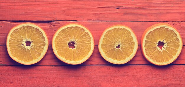 Tranches d'orange séchées sur une surface en bois orange