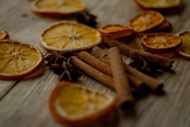 Tranches d'orange séchées sur table avec cannelle et anis étoilé