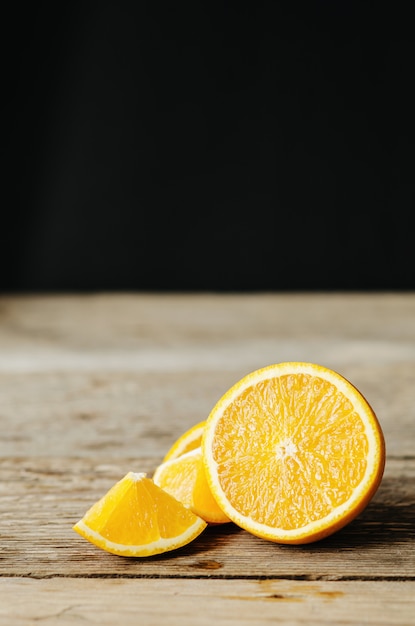 Tranches d&#39;orange sur une table