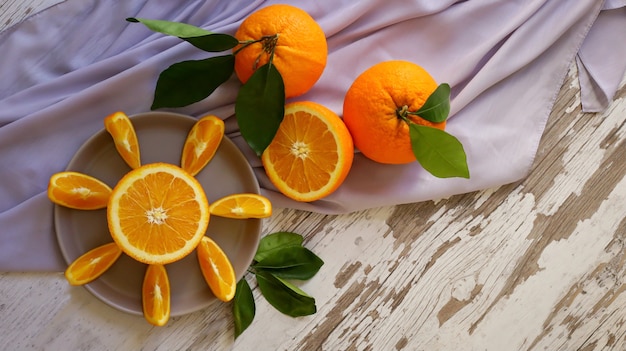 Tranches d'oranges juteuses sur la table de cuisine