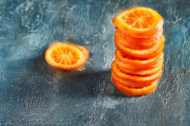 Tranches d'oranges séchées ou de mandarines. Végétarisme et alimentation saine.