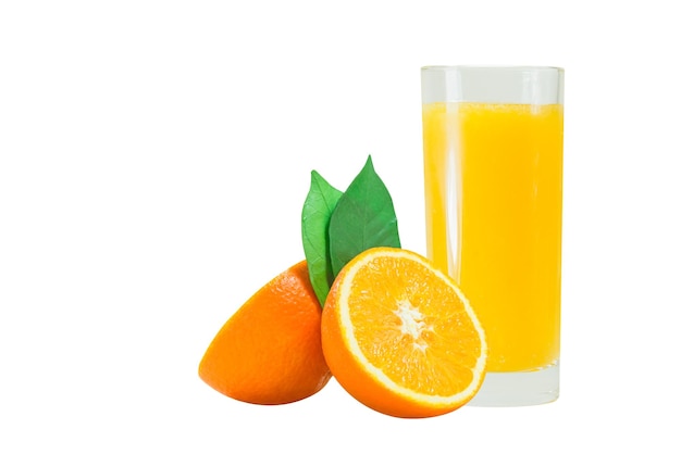 Tranches D'oranges Avec Un Verre De Jus D'orange Sur Fond Blanc