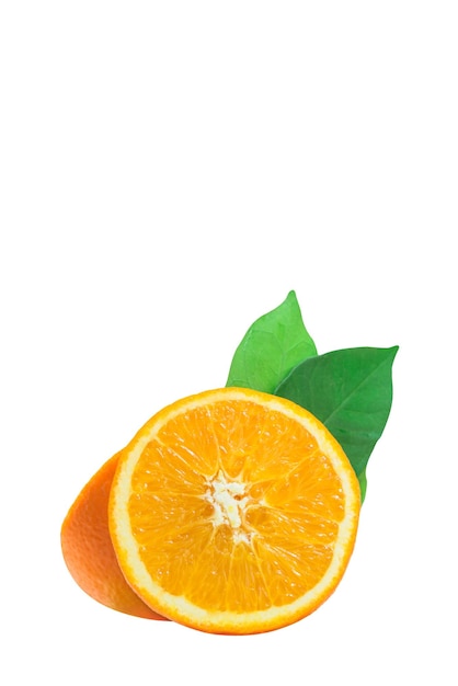 Tranches d'oranges avec un verre de jus d'orange sur fond blanc