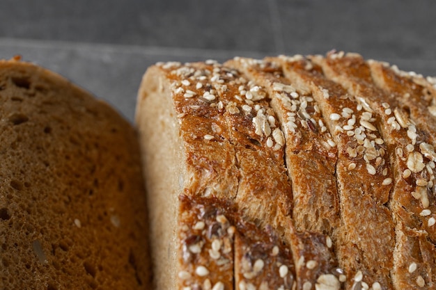 Tranches de pain au levain fait maison fraîchement cuit