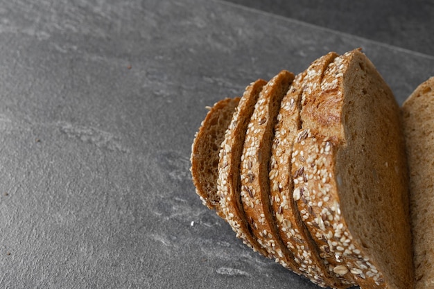 Tranches de pain au levain fait maison fraîchement cuit