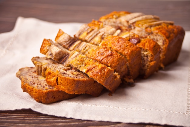 Tranches de pain aux bananes fraîchement cuites sur la serviette