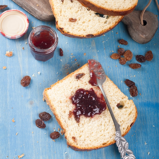 Tranches de pain aux raisins