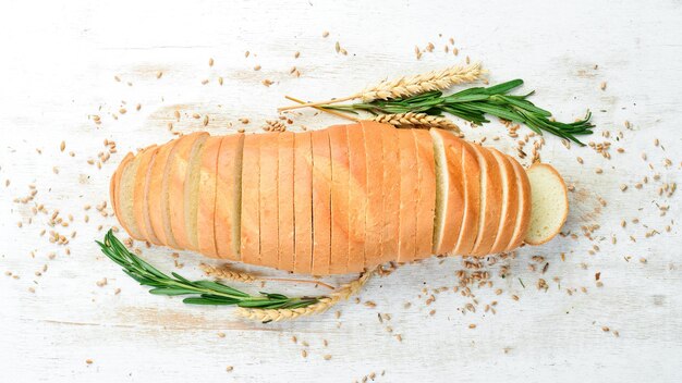 Tranches de pain de blé blanc fait maison avec de la farine de blé Cuisson à partir de seigle et de farine Vue de dessus Style rustique