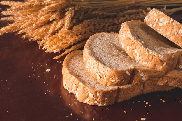 Tranches de pain de blé entier sur la table