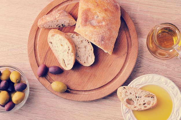 Tranches de pain ciabatta, olives et huile d'olive extra vierge