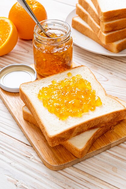 Tranches de pain à la confiture d'orange