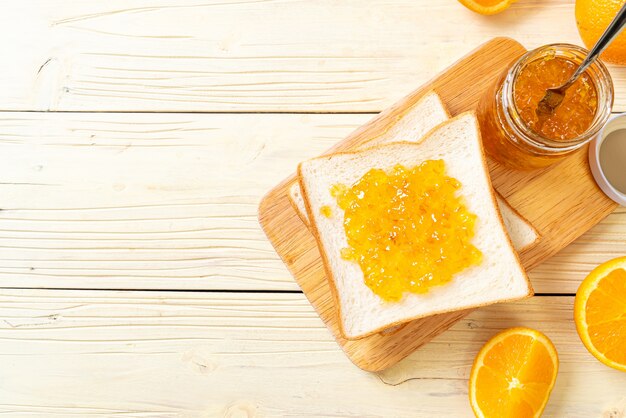 Tranches de pain à la confiture d'orange