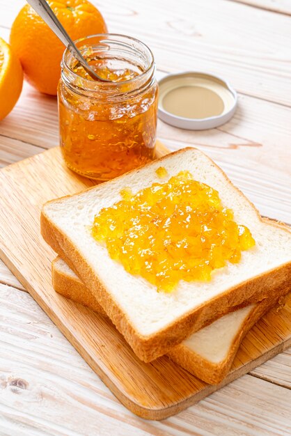 Tranches de pain avec confiture d'orange