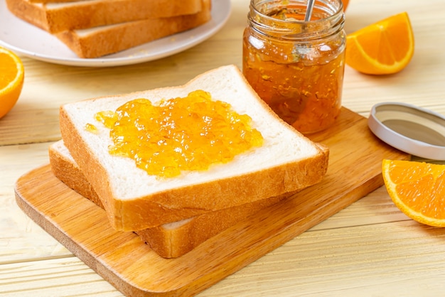 Tranches de pain avec confiture d'orange