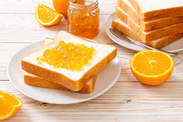 Tranches de pain avec confiture d'orange